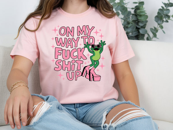 Pink funny frog shirt in oversized unisex fit, casual bold graphic tee for girls weekend outfit.